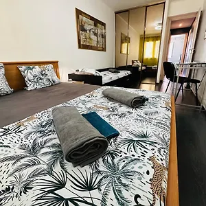 The - 3 Rooms, 3air Cond, 3tv, 3fans, 2 Wc, Wifi Everywhere 5min Aeroport, Train, Beach, 1min Tram, 15 Min Centre, Port, Parking Possible Appartement